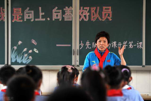 跟着少女的舞动，单调的蜗居糊口，刹时变得变得五彩斑斓、天马行空。